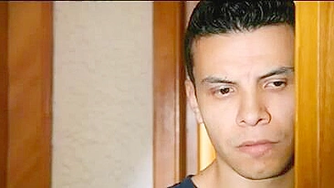 Mãe peituda não resiste e fode com o hóspede do filho