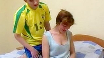Após futebol, enteado fode e goza na cara da mãe linda na cama