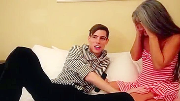 Mãe madura de peitinhos pregada pelo enteado excitado na cama