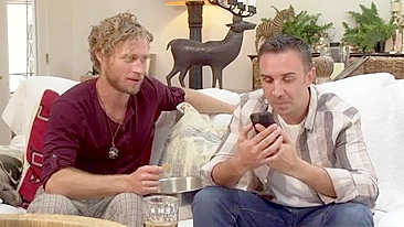 Cara safado fode escondido a mãe gostosa do amigo na cozinha