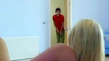 Mãe peituda divide pau do enteado curioso com amiga pernuda