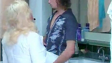 Mãe loira madura seduz corretor jovem pra rapidinha no sofá