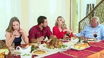 Novinha pega namorado fodendo mãe loira e rola ménage