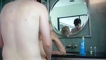 Mãe loira aproveita pau do enteado enquanto marido viaja