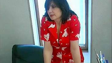 Garoto fode mamãe morena safada após pegá-la se divertindo com vibrador