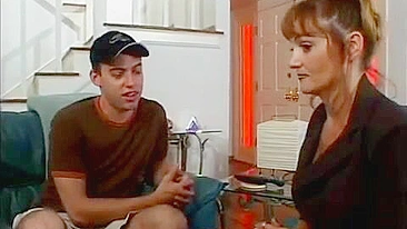 Paquera entre mamãe chique e amigo do filho vira foda quente no sofá