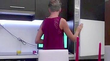 Mãe é fodida por garoto de programa do app no sofá e na cama XXX