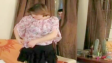 Mãe de saia e sutiã transa safada com enteado que a espia