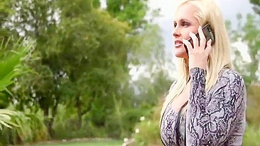 Mãe mama o pauzão do enteado até gozar no rosto dela