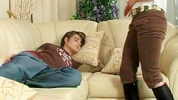 Amigo do enteado goza na bunda da mãe em pornô XXX intergeracional