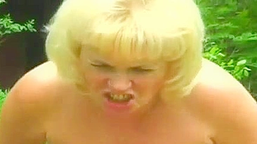 Jovem encontra mãe no pátio pra boquete XXX e dar a buceta