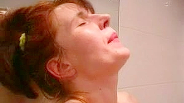 Trabalhador é provocado por mãe de peitos caídos que dá a buceta