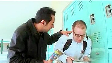 Mãe chique exibe peitões gigantes pro valentão e dá pra ele