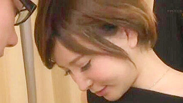 Buceta doce da mãe asiática é enchida de pau até gozada XXX no rosto