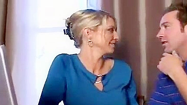 Mãe de meias e lingerie roxa curte uma foda quente na buceta XXX