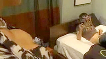 Mãe geme com pau do amante na buceta ao pegá-lo batendo punheta