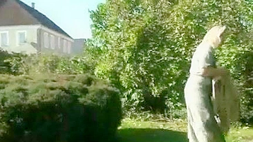 Garoto fode vadia XXX que é a mãe safada da namorada ao ar livre