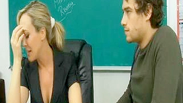 Peitões tentam cara pra meter na buceta da mãe na aula