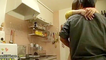 Muita putaria pra mãe oriental com novinho na cozinha