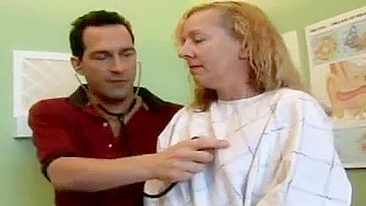 Mãe chupa pau do médico e tem buceta raspada fodida na consulta