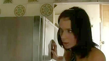 Mãe de peitões curte sexo intergeracional safado com amigo do enteado