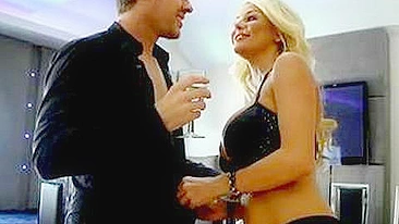 Mãe peituda de meias é fodida em vídeo gonzo safado