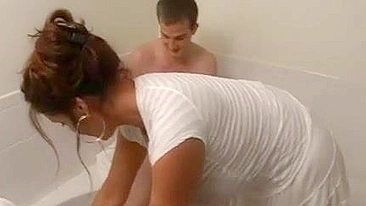 Safado fode boca da mãe pegando ele cheirando calcinha