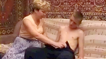 Mãe fodida por cara bem mais novo em vídeo XXX caseiro amador