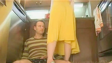 Mãe fofa ganha porra nas luvas amarelas após punheta XXX top