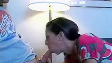 Mãe magrinha chantageada pra transar com vizinho malandro