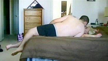 Mãe de cabelo curto fode rápido com vizinho enquanto marido trabalha