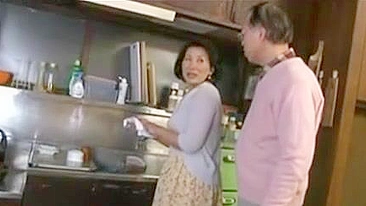 Mãe japonesa madura tem buceta adorada por hóspede tarado