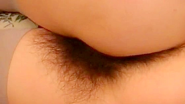 Mãe nerd de buceta peluda espia cara no banheiro e leva pica