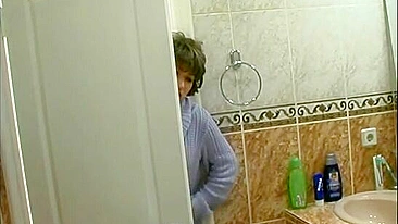 Enteado sortudo seduzido pra foda com mãe safada no banheiro