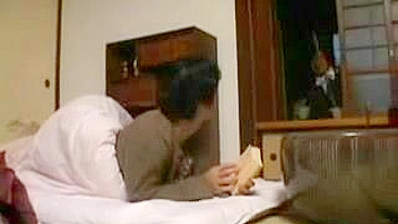 Visita do vizinho termina pra mãe japonesa com transa XXX incrível