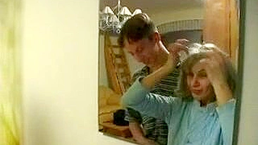 Cara ajuda mãe da vizinha que retribui cuidando do pau XXX dele