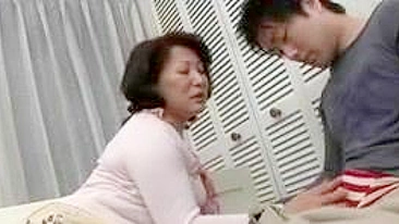 Mãe japonesa madura chupa e senta no pau XXX duro do enteado