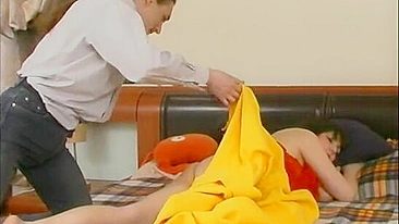 Garoto tarado acorda mãe linda pra meter em sua xota XXX