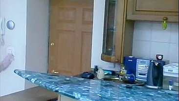 Rapaz do conserto seduzido por mãe loira querendo foda XXX decente