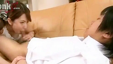 Mãe japonesa linda experimenta poses XXX do Kamasutra com garoto