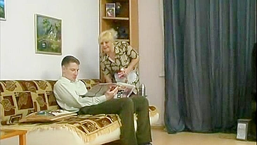 Mãe peituda esquece que é empregada e cavalga pau XXX do chefe como puta