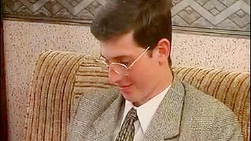 Atendente nerd tem pau XXX agarrado pela mãe safada, esposa do chefe