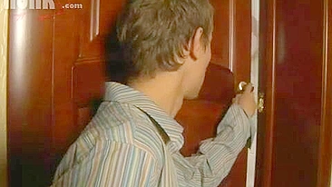 Cara invade banheiro pra rapidinha XXX com mãe peituda do amigo