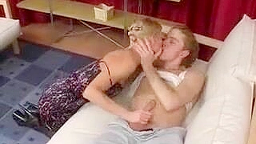 Mãe loira curiosa não resiste e chupa o pau XXX matinal do enteado