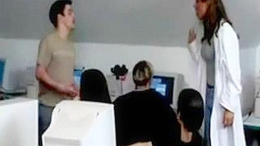 Garoto safado transa com mãe do amigo que é diretora