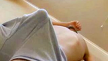 Mamãe loira vê pau duro matinal do enteado e cuida dele