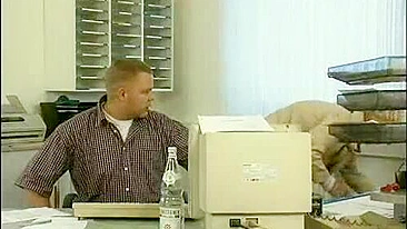 Secretária loira madura arranja tempo pra affair safado com colega