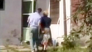 Mãe peituda com buceta peluda leva gozada na cara após anal com aluno