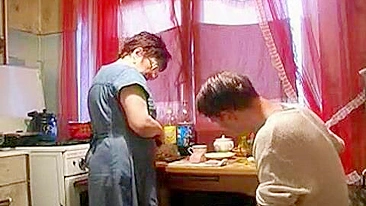 Garoto deprimido e mãe madura de cabelo curto fazem amor XXX na cozinha