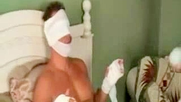 Enteado machucado tem pau XXX masturbado por mãe curvilínea carinhosa